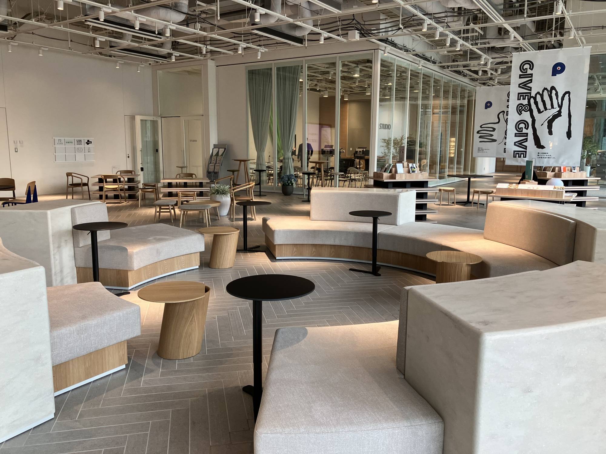 Innovation Field Yaesu in Tokyo Midtown Yaesu is designed to facilitate business networking. | Kazuaki Nagata 
