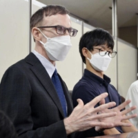 Andrew High (left) speaks at a news conference in Tokyo on Sept. 30, 2022. | KYODO
