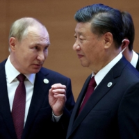 Russian President Vladimir Putin (left) and Chinese President Xi Jinping in Samarkand, Uzbekistan, in September 2022.  | SPUTNIK / POOL / VIA REUTERS 