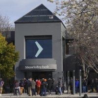 A line of clients outside the entrance to Silicon Valley Bank\'s headquarters in Santa Clara, California, on Monday.  | JIM WILSON / THE NEW YORK TIMES