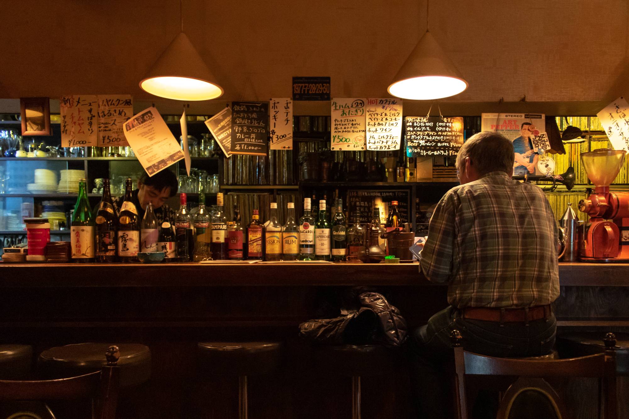 As American pop culture bled increasingly into the Japanese mainstream in the wake of World War II, cafes and bars where people could listen to imported jazz records became a fad for city dwellers. | © PHILIP ARNEILL / TOKYO JAZZ JOINTS 2023 