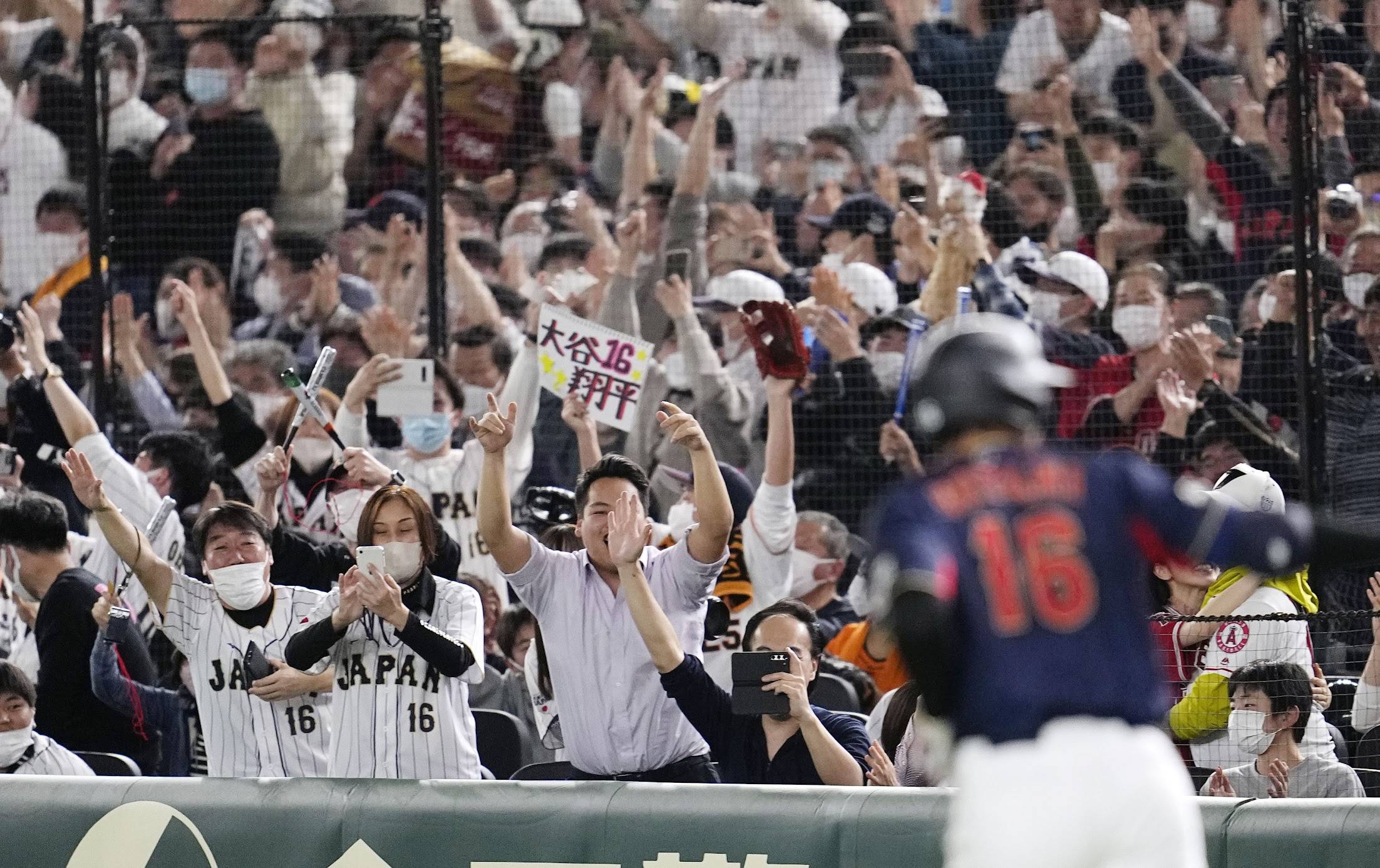 Japanese fans earn share of spotlight at World Baseball Classic