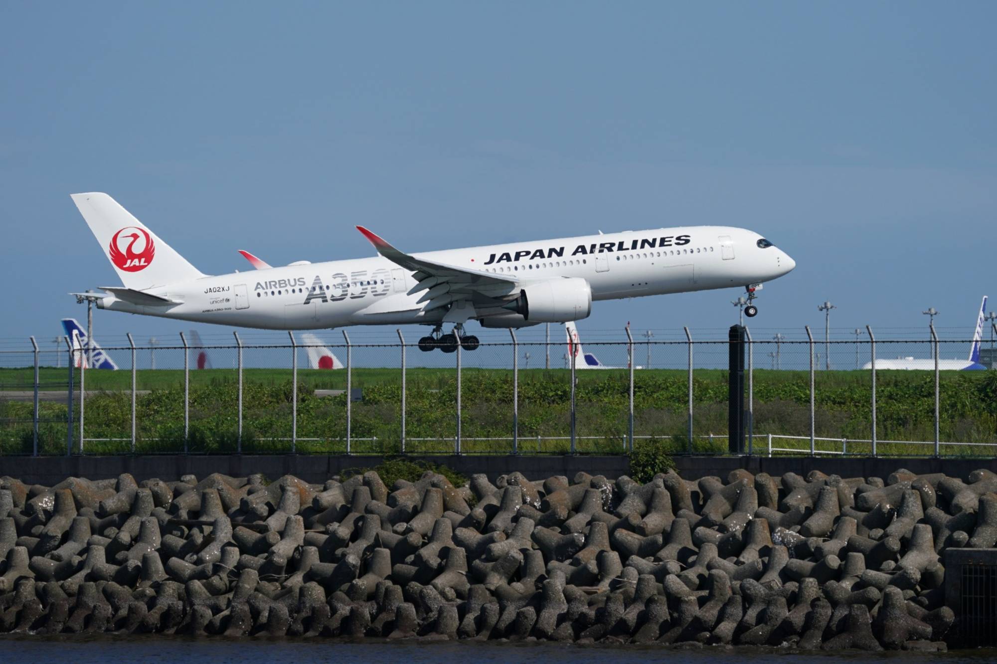 Companies such as Japan Airlines are choosing bank loans over bonds for longer-term funding. | BLOOMBERG