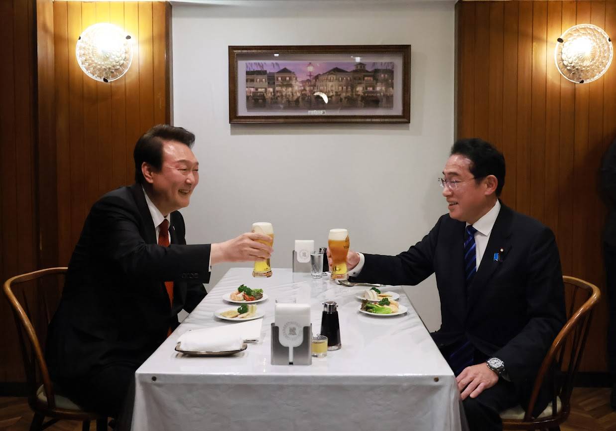 South Korean President Yoon Suk-yeol toasts with Prime Minister Fumio Kishida during their talks at Rengatei, a popular and long-established restaurant specializing in Japanese-style Western dishes, in Tokyo's Ginza district on Thursday. | CABINET PUBLIC RELATIONS OFFICE 