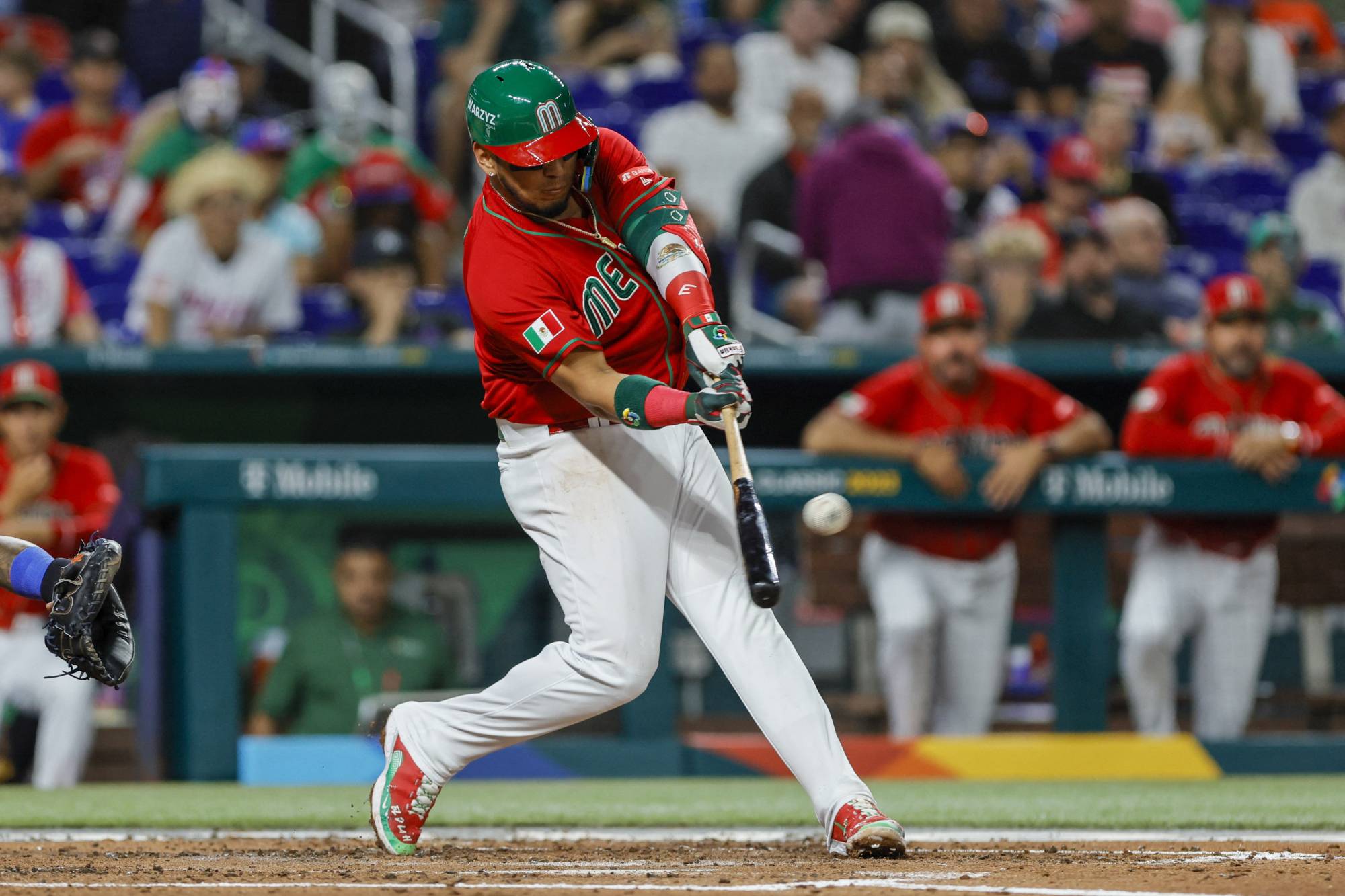 Mexico into World Baseball Classic semis as rally stuns Puerto