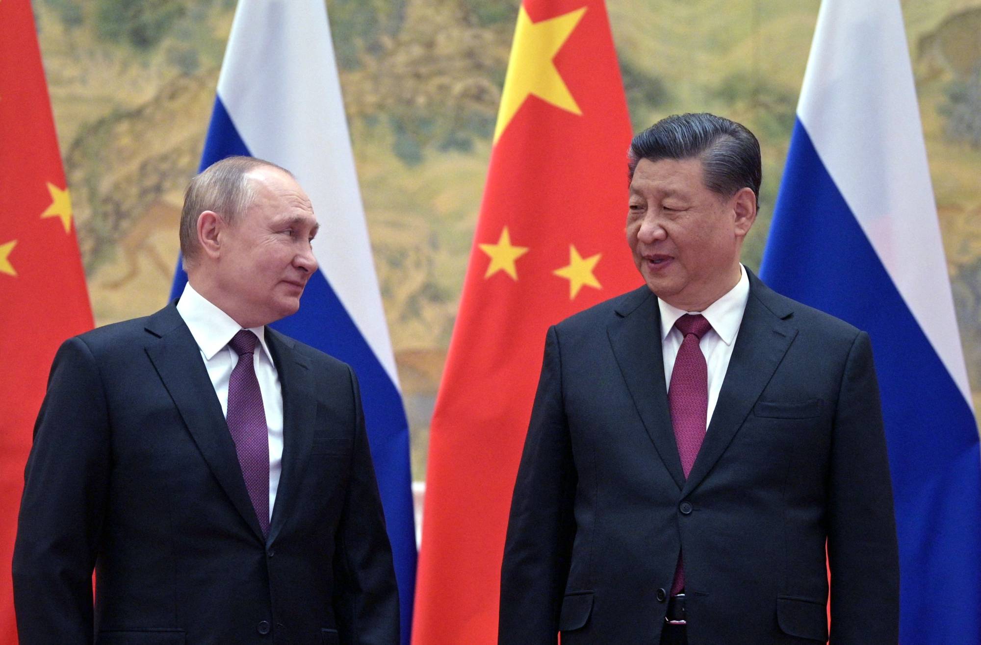 Russian President Vladimir Putin and Chinese leader Xi Jinping pose for a photograph during their meeting in Beijing in  February 2022.  | SPUTNIK / VIA AFP-JIJI