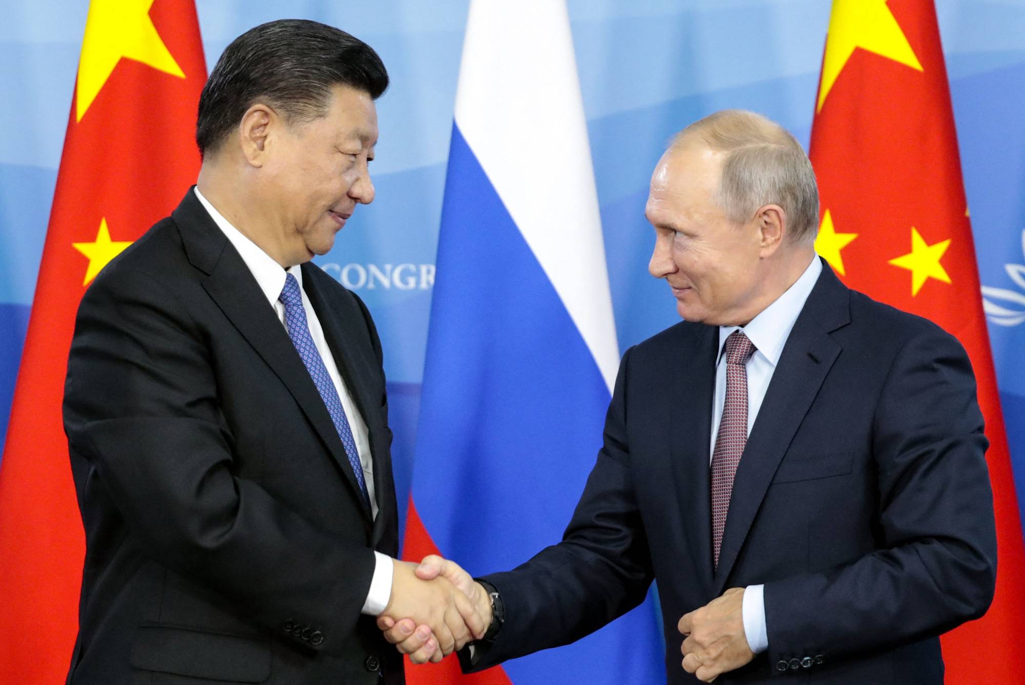 Chinese President Xi Jinping and Russian President Vladimir Putin during a signing ceremony following Russian-Chinese talks on the sidelines of the Eastern Economic Forum in Vladivostok, in September 2018 | POOL / VIA AFP-JIJI