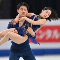 Japan\'s Riku Miura (right) and Ryuichi Kihara perform in the pairs short program at the ISU World Figure Skating Championships in Saitama on Wednesday. | AFP-JIJI
