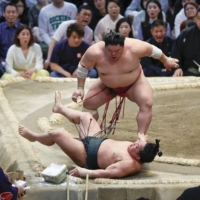 Komusubi Daieisho (above) defeats Midorifuji during Day 14 of the Spring Grand Sumo Tournament at Edion Arena Osaka on Saturday. | KYODO