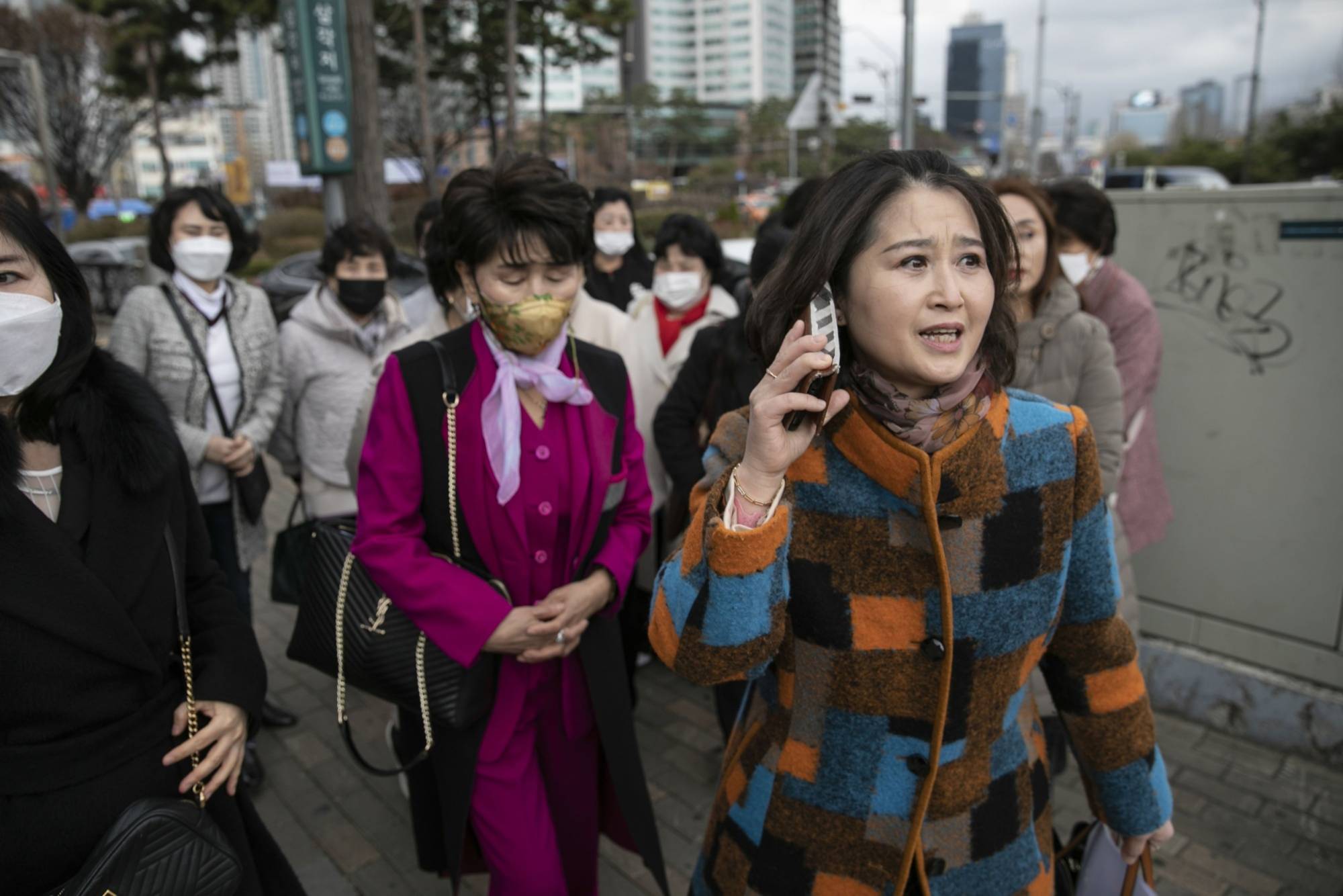 Lee Na-kyung (right) and other North Korean defectors walk to the Presidential Office for a meeting with the president's staff | Bloomberg