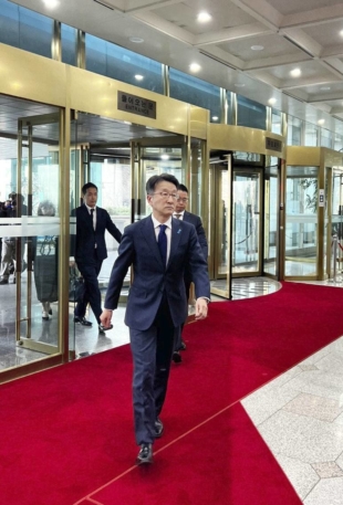Naoki Kumagai, deputy chief of mission at the Japanese Embassy in South Korea, enters the South Korean Foreign Ministry in Seoul on Tuesday. | KYODO