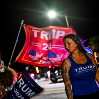 Supporters of Trump protest near the Mar-a-Lago Club in Palm Beach, Florida, on Thursday | AFP-JIJI