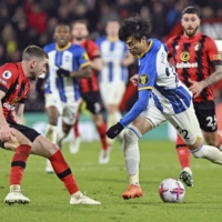 Brighton\'s Kaoru Mitoma attacks the Bournemouth goal during a Premier League game in Bournemouth, England, on Tuesday. | KYODO