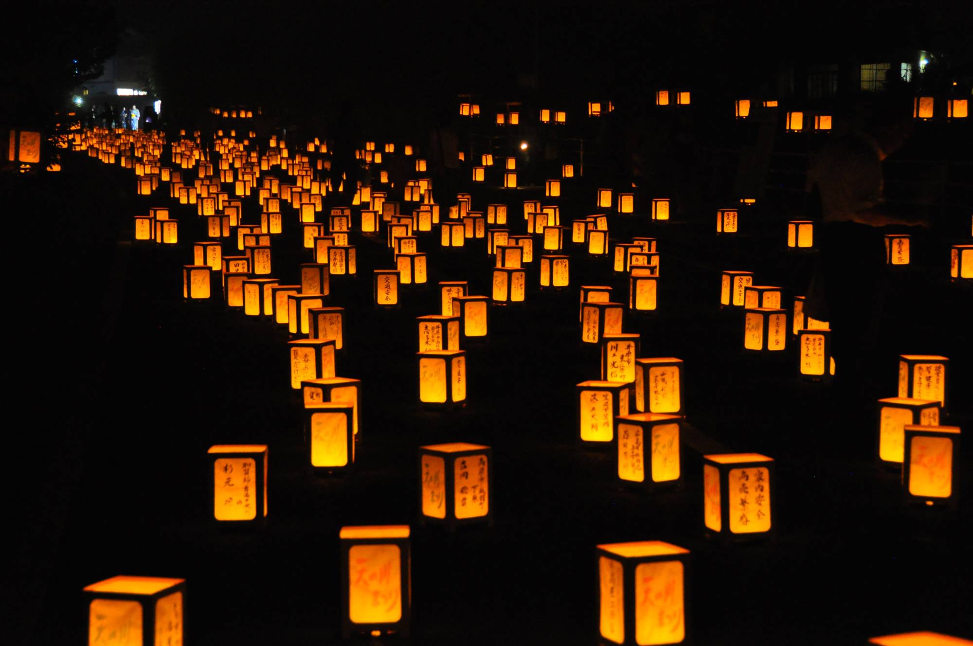 Last summer, the Amanogawa Festival was held in Bisei, Okayama Prefecture. An estimated 2,000 paper lanterns were lined up to symbolize the Milky Way. | Courtesy of Ibara City