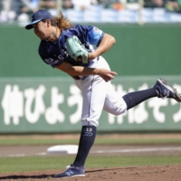 Seibu\'s Kona Takahashi pitches against the Hawks in Miyazaki on Saturday. | KYODO