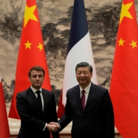 French President Emmanuel Macron and Chinese leader Xi Jinping hold a news conference at the Great Hall of the People in Beijing on Thursday. | POOL / AFP-JIJI