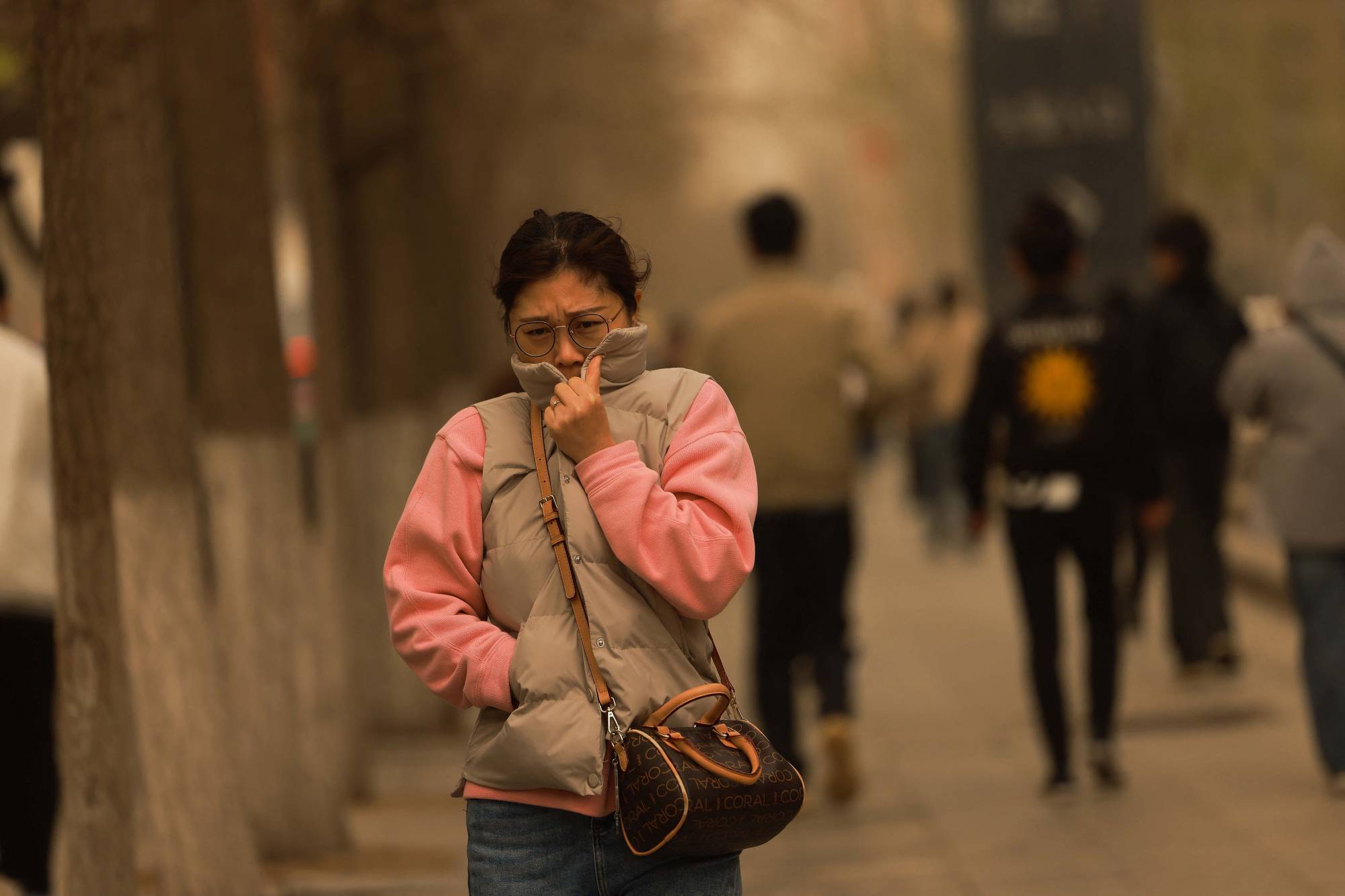 A sandstorm hits in Shenyang, in China's northeastern Liaoning province, on Tuesday. | AFP-JIJI