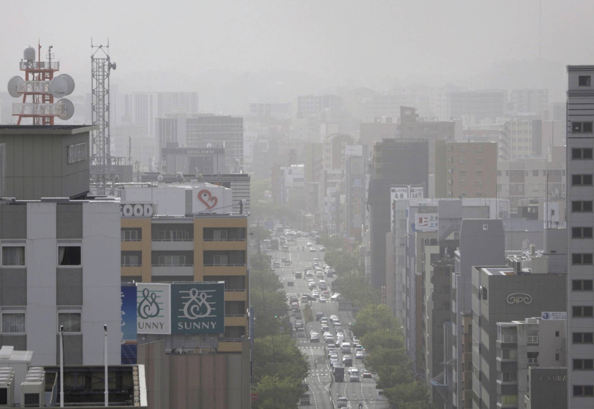 Yellow sand observed Wednesday blankets the city of Fukuoka, severely reducing visibility. | KYODO