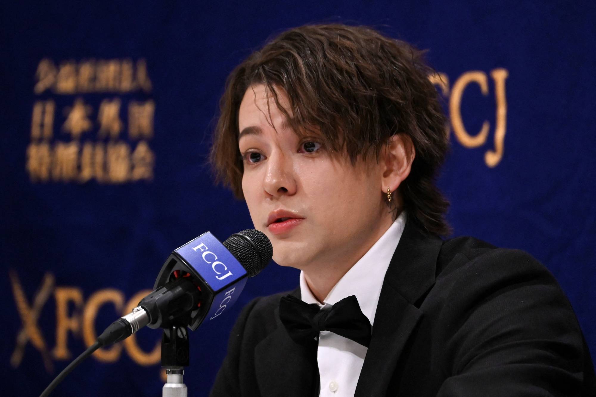 Japanese-Brazilian singer Kauan Okamoto, a former member of Japanese idol group Johnny's Junior, answers questions during a news conference at the Foreign Correspondents' Club of Japan in Tokyo on Wednesday. | AFP-JIJI