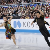 A boistrous crowd showed up to support Daisuke Takahashi and Kana Muramoto during the World Team Trophy on Thursday afternoon. | KYODO