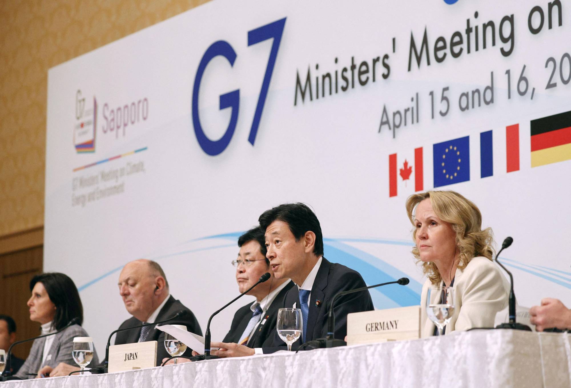 Environment Minister Akihiro Nishimura (center) and Minister of Economy, Trade and Industry Yasutoshi Nishimura (second from right) attend a news conference for the G7 Ministers' Meeting on Climate, Energy and Environment event in Sapporo on Sunday. | KYODO