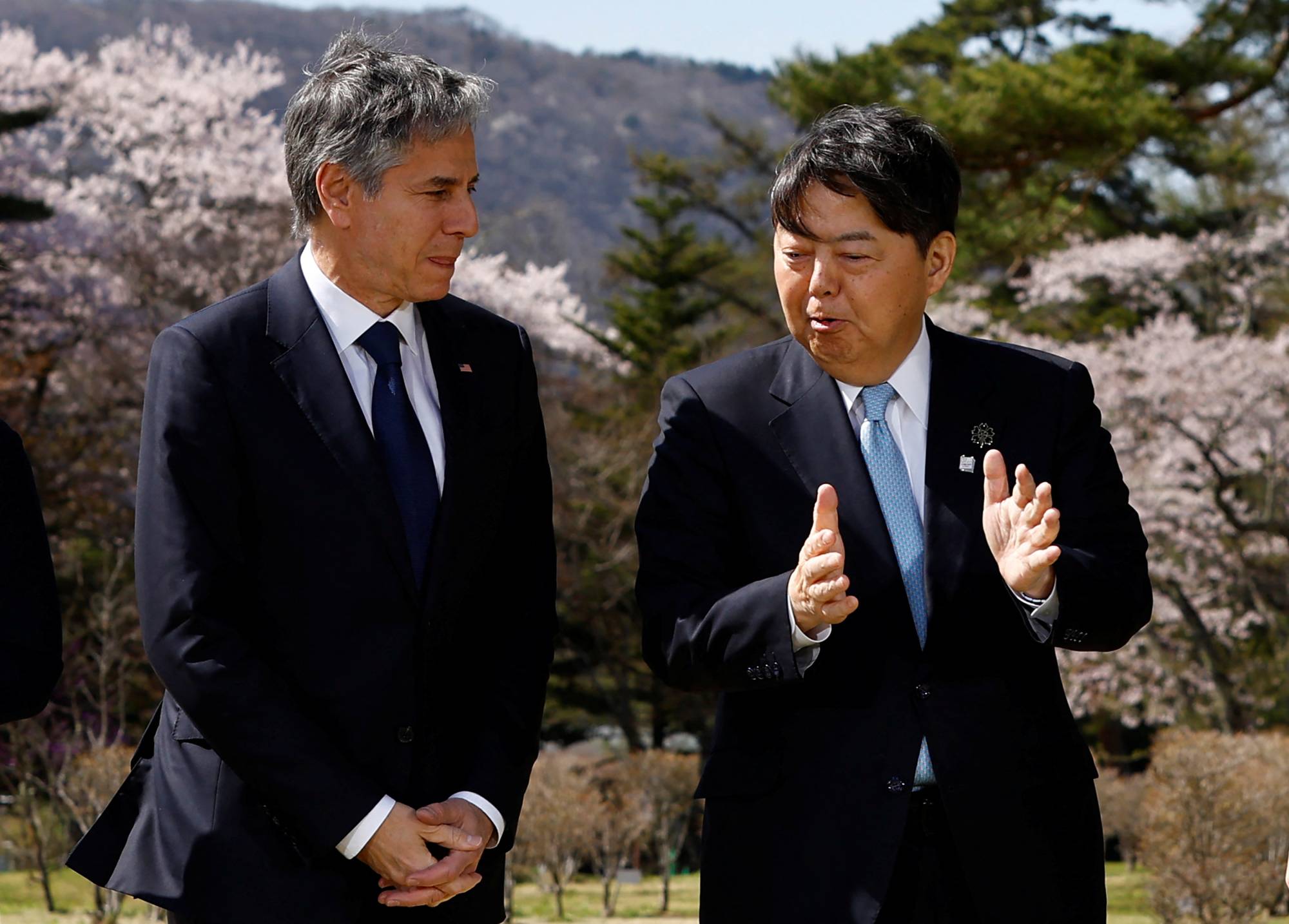 Foreign Minister Yoshimasa Hayashi speaks with U.S. Secretary of State Antony Blinken on the sidelines of the Group of Seven foreign ministers' meeting in Karuizawa, Nagano Prefecture, on Monday. | POOL / VIA REUTERS