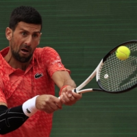 Novak Djokovic returns a backhand to Italy\'s Lorenzo Musetti during the Monte Carlo Masters on Thursday. | AFP-JIJI