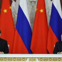 Russian President Vladimir Putin and China\'s President Xi Jinping deliver a joint statement following their talks at the Kremlin in Moscow on March 21 | SPUTNIK / VIA AFP-JIJI