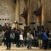 Local elementary school students took a tour of a replica of Hogwarts Castle\'s Great Hall. | KYODO