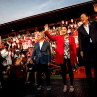 Thai candidates for prime minister Paetongtarn Shinawatra (center), Srettha Thavisin (right) and Chaikasem Nitisiri (left) attend an election rally for Thailand\'s main opposition Pheu Thai party at the Thunder Dome Stadium in Nonthaburi, north of the capital Bangkok | AFP-JIJI
