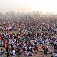 An estimated one million people attend an award ceremony on the outskirts of Mumbai, with heatstroke killing 11. | AFP-JIJI