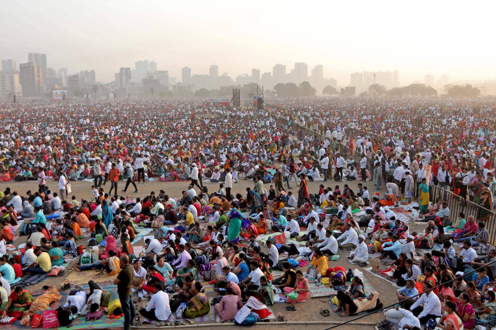 An estimated one million people attend an award ceremony on the outskirts of Mumbai, with heatstroke killing 11. | AFP-JIJI