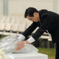 West Japan Railway President Kazuaki Hasegawa pays tribute to the victims of the 2005 train derailment in Amagasaki, Hyogo Prefecture, on its 18th anniversary on Tuesday. | POOL / VIA KYODO