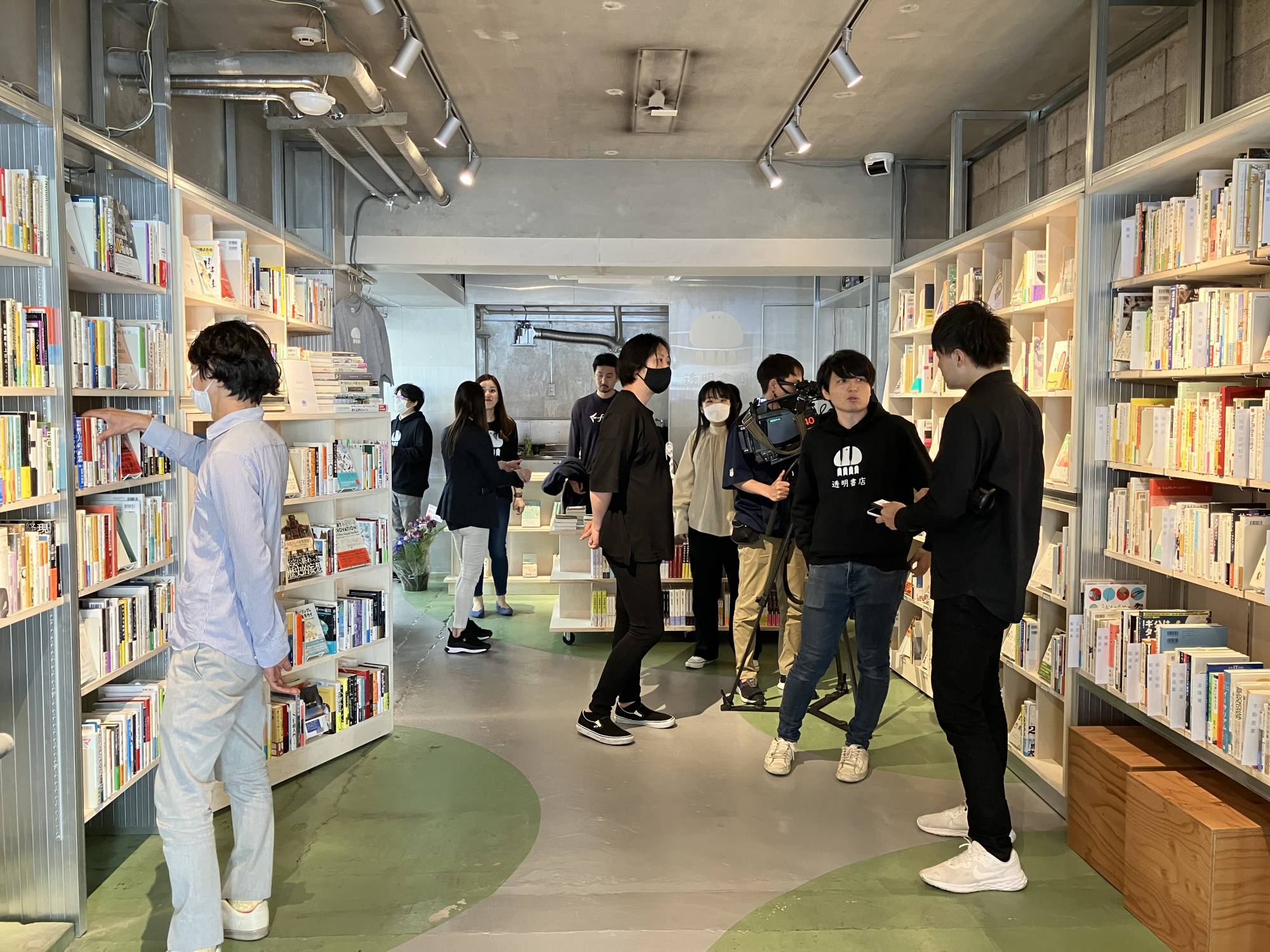 IT firm Freee opened an experimental bookstore in Tokyo's Taito Ward last week with a focus on incorporating new technologies into operation. | Kazuaki Nagata 