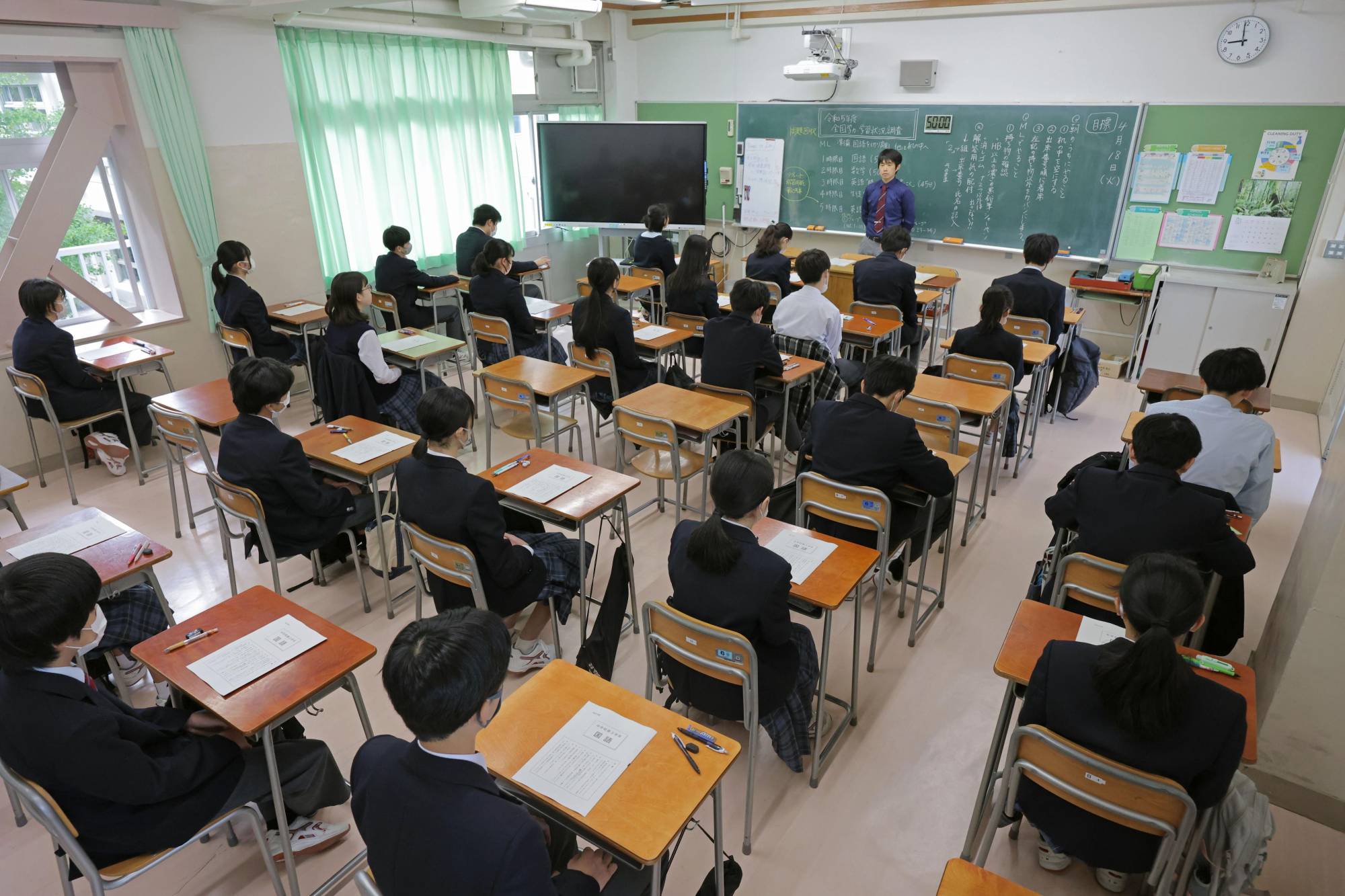 The education ministry has found that over 30% of junior high school teachers worked at least 60 hours a week in fiscal 2022, although the percentage of such teachers dropped from 57.7% in the previous survey in fiscal 2016. | POOL / VIA KYODO