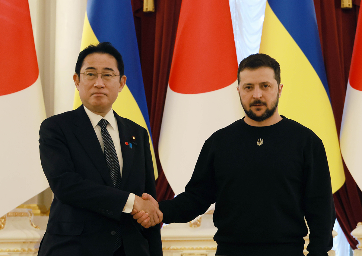 Kishida poses with Ukraine President Volodymyr Zelenskyy at their summit meeting in Kyiv on March 21. | CABINET PUBLIC AFFAIRS OFFICE