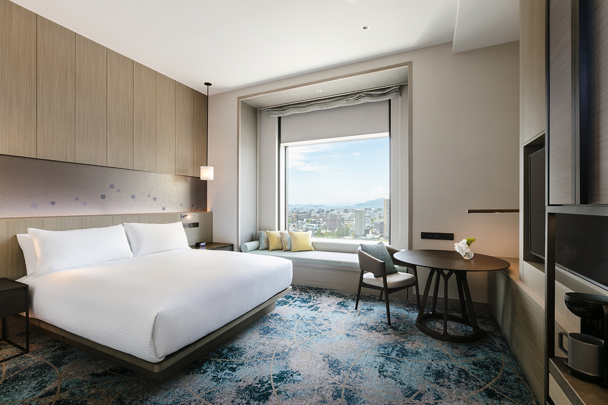 Rooms at the Hilton Hiroshima blend modern design with traditional crafts. | HILTON HIROSHIMA