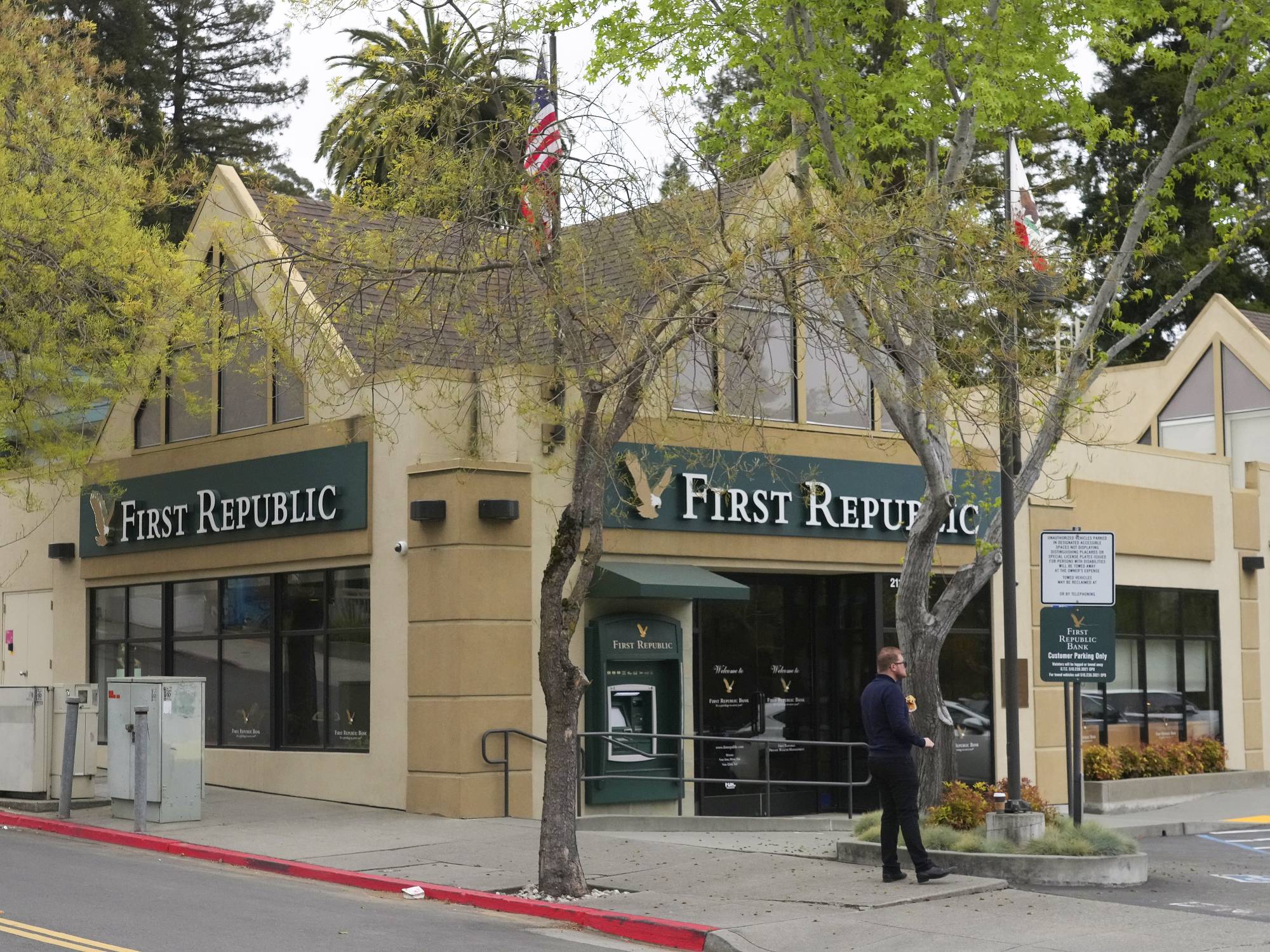 A First Republic Bank branch in Oakland, California | JIM WILSON / THE NEW YORK TIMES