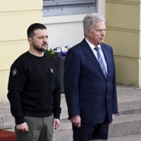 Ukrainian President Volodymyr Zelenskyy (left) is greeted by Finnish President Sauli Niinisto prior talks at the Presidential Palace in Helsinki on Wednesday. | VESA MOILANEN / LEHTIKUVA / VIA AFP-JIJI