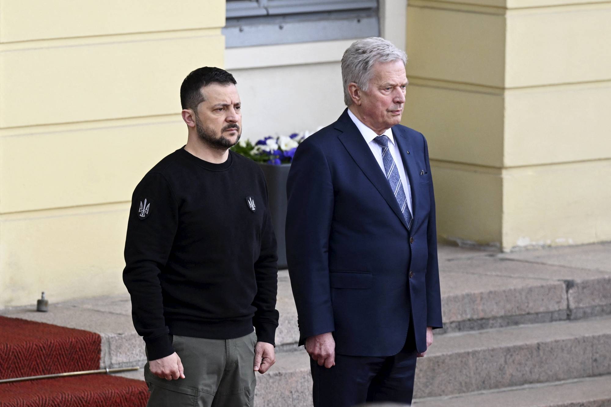 Ukrainian President Volodymyr Zelenskyy (left) is greeted by Finnish President Sauli Niinisto prior talks at the Presidential Palace in Helsinki on Wednesday. | VESA MOILANEN / LEHTIKUVA / VIA AFP-JIJI