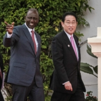 Prime Minister Fumio Kishida (right) and Kenya\'s President William Ruto (center) after attending a news conference at the Statehouse in Nairobi on Tuesday | AFP-JIJI