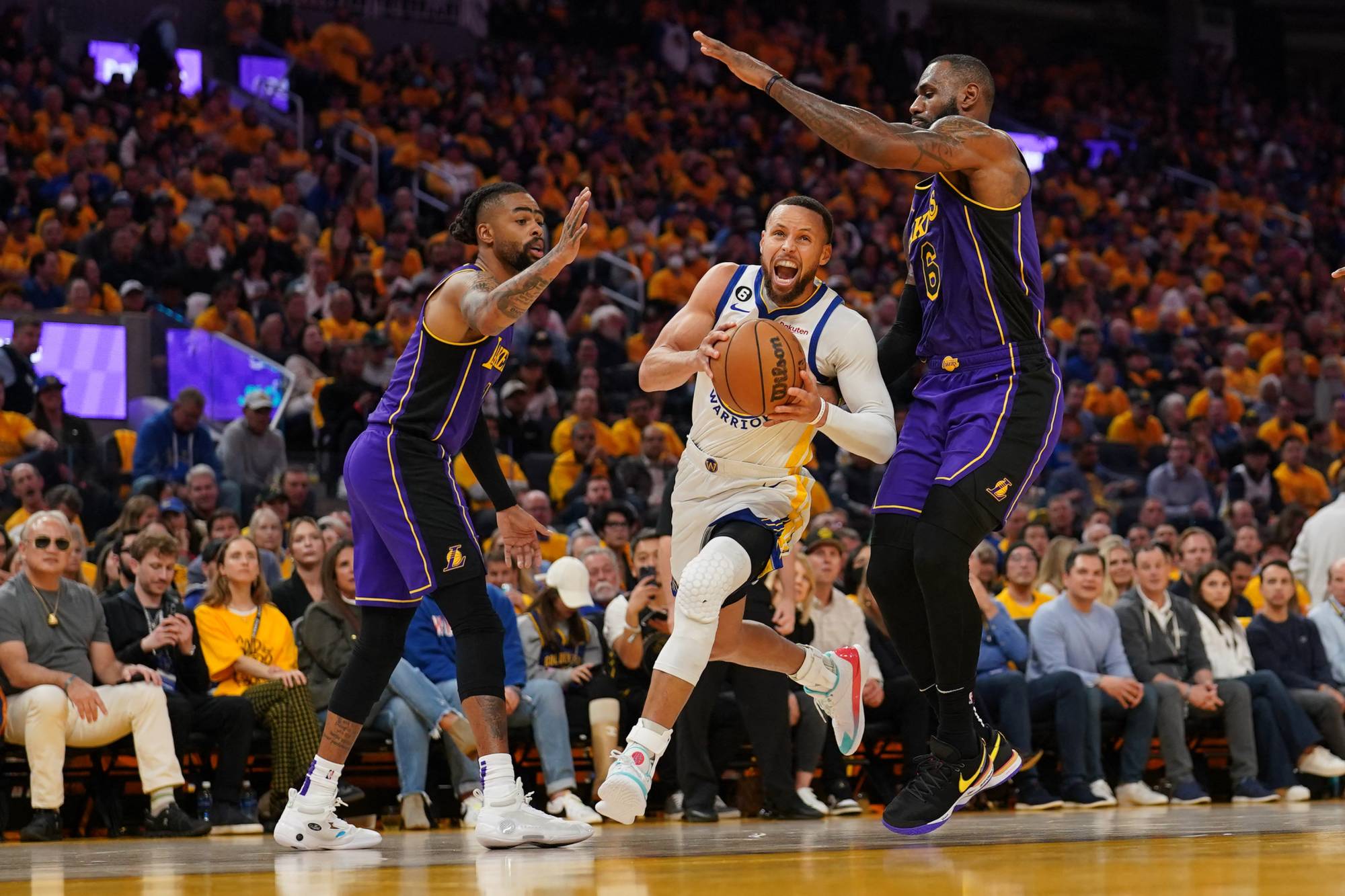 Stephen Curry Scores 30 Points in Warriors' Win vs. Lakers