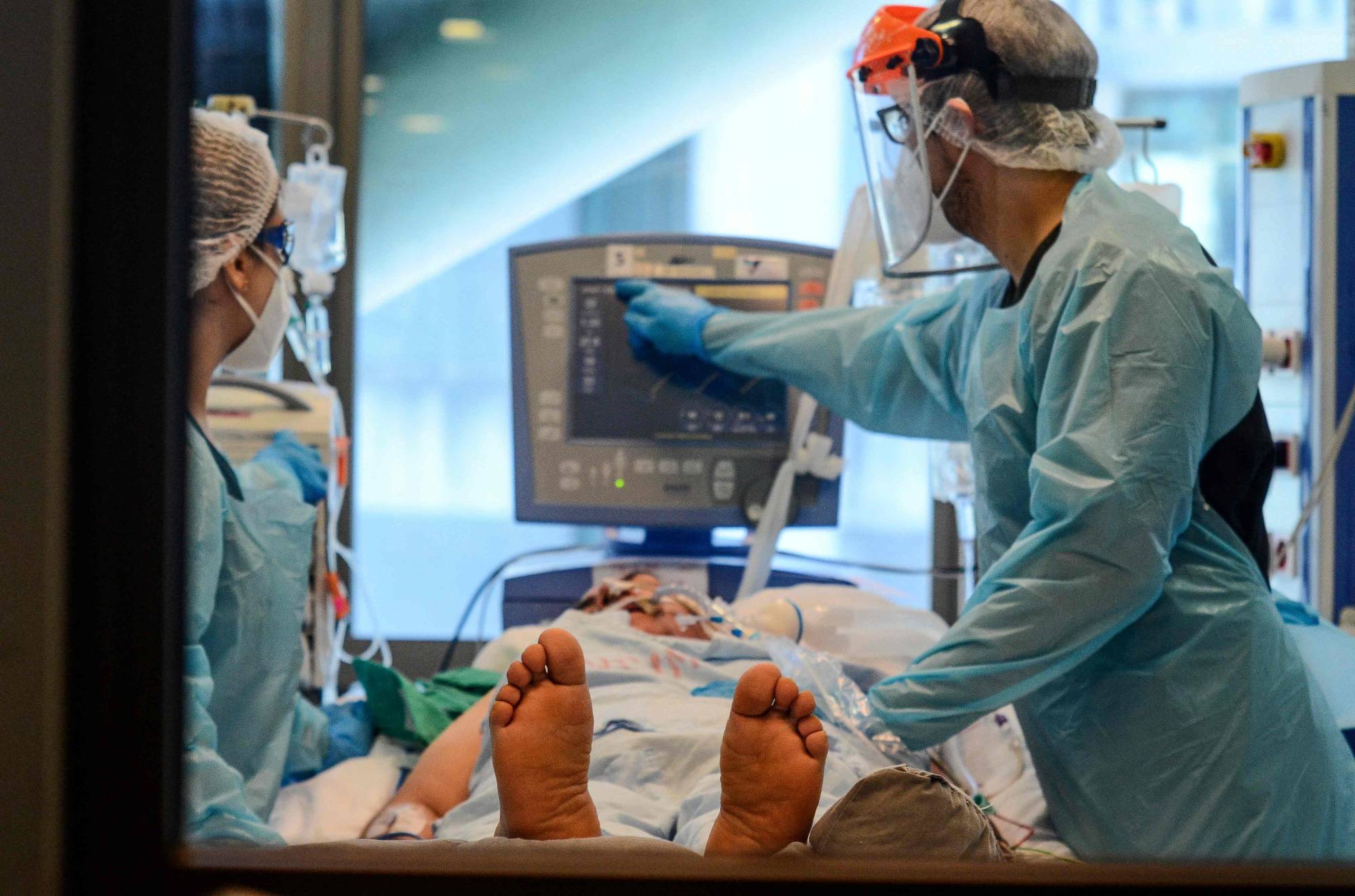 Nurses check a patient infected with COVID-19 at the Guillermo Grant Benavente Hospital in Concepcion, Chile, in April 2021.  | AFP-JIJI