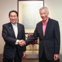 Singaporean Prime Minister Lee Hsien Loong meets Prime Minister Fumio Kishida for lunch on Friday. | SINGAPORE MINISTRY OF INFORMATION AND COMMUNICATION / VI AFP-JIJI