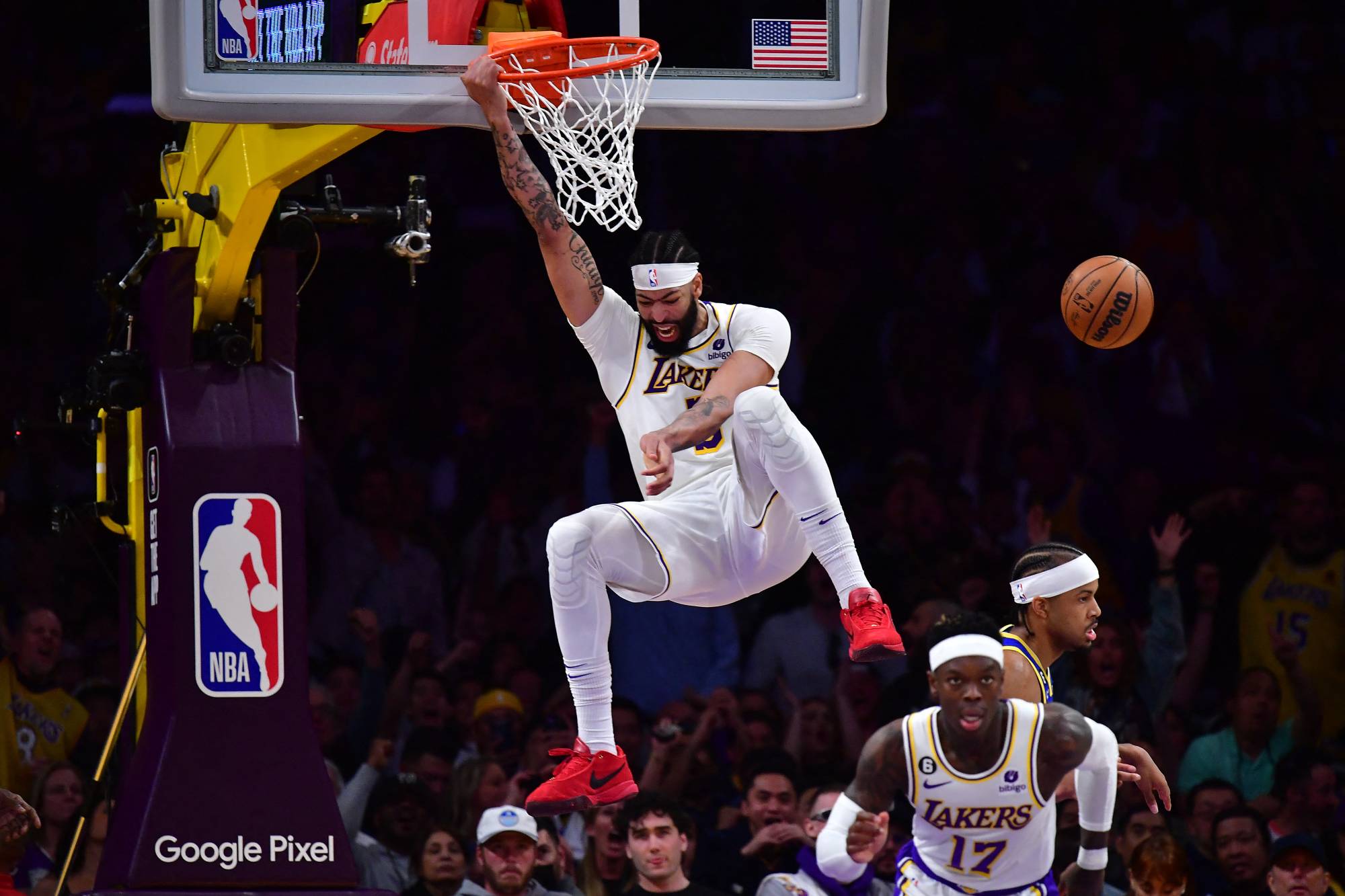 Lakers rout Warriors Heat rip Knicks to grab NBA series leads