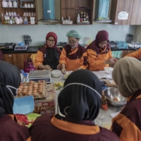 Students attend a cooking class at the Regional Vocational Training Center in West Jakarta. The Domestic Workers Protection Bill, which President Joko Widodo aims to pass into law this month, recognizes domestic helpers’ right to training. | BLOOMBERG