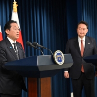 Prime Minister Fumio Kishida and South Korean President Yoon Suk-yeol attend a joint news conference after their meeting at the Presidential Office in Seoul on Sunday.   | POOL / VIA REUTERS