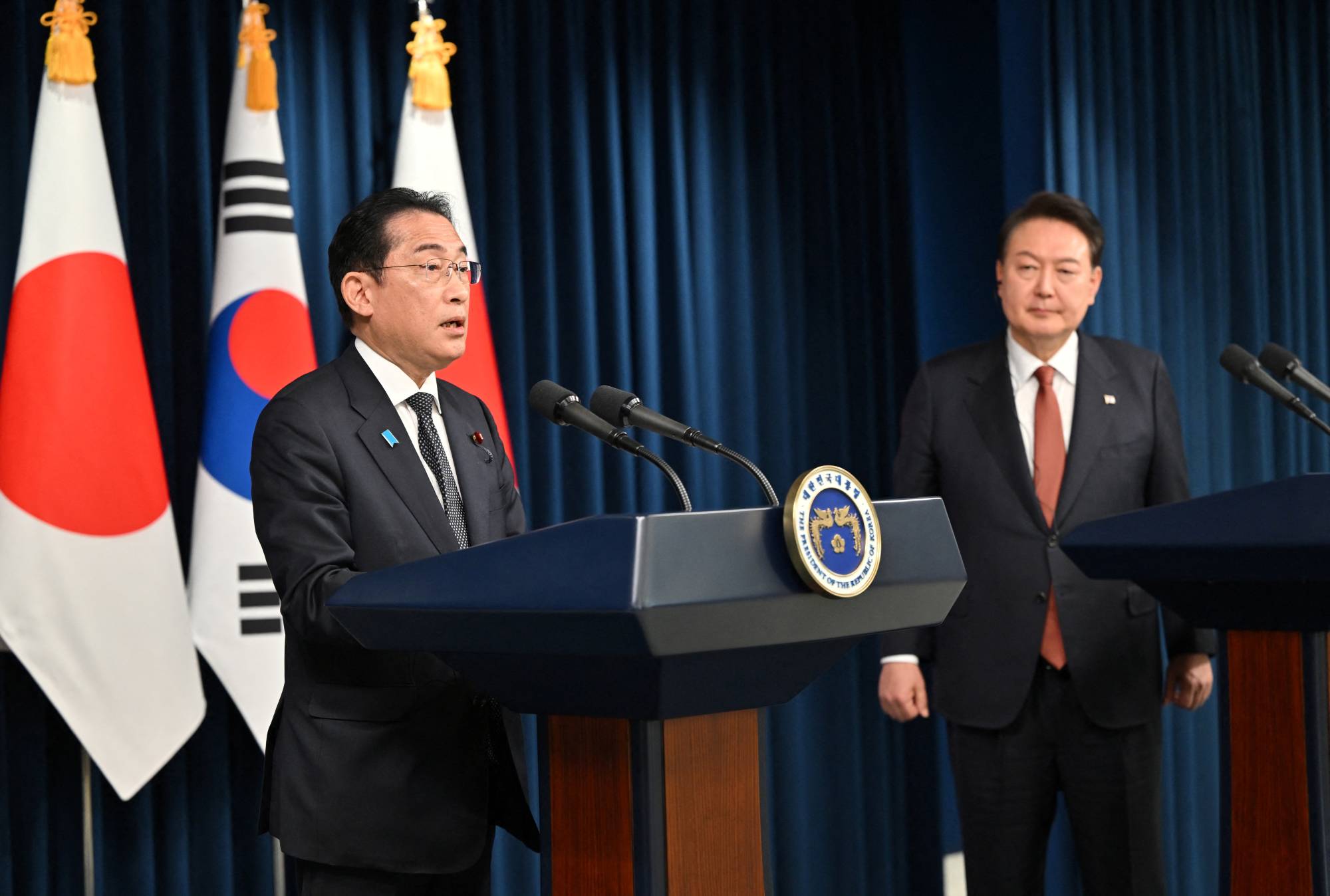 Prime Minister Fumio Kishida and South Korean President Yoon Suk-yeol attend a joint news conference after their meeting at the Presidential Office in Seoul on Sunday.   | POOL / VIA REUTERS