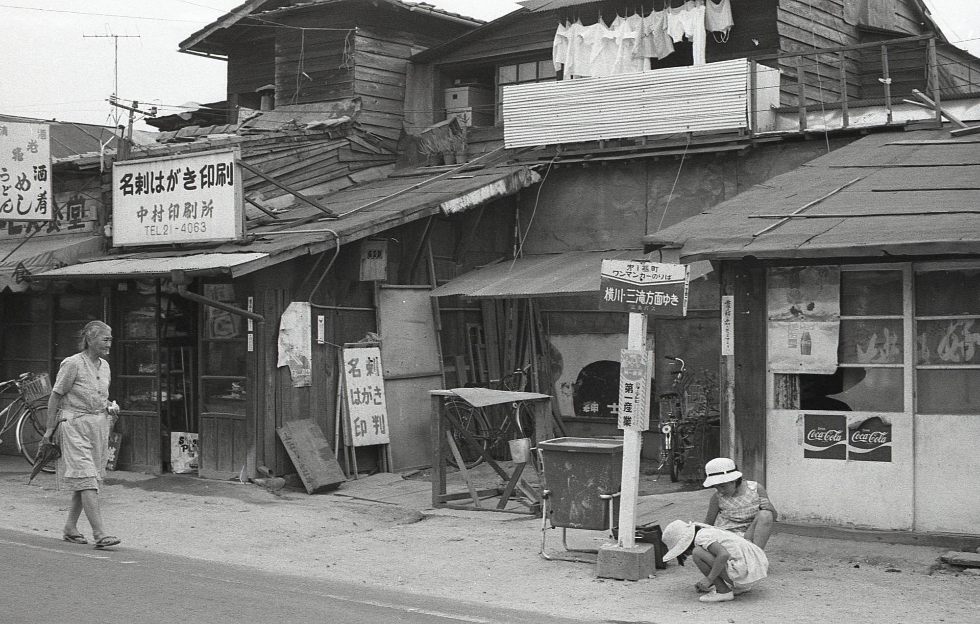 A photo from 1971 shows the Dai-ichi Motomachi bus stop at the Motomachi Hondori street in Hiroshima. | COURTESY OF MOTOMACHI PROJECT.
