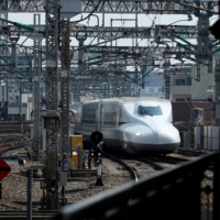 Passengers on shinkansen and other Japan Railways Group express trains during this year\'s Golden Week holiday period returned to 94% of the 2018 level. | BLOOMBERG